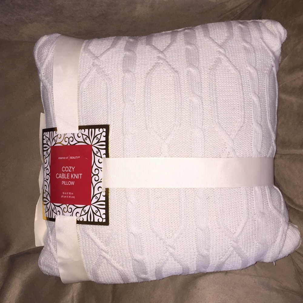 Ultra plush blanket and cozy cable knit pillow